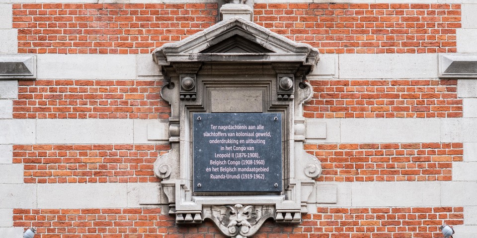 Foto van gedenksteen voor de koloniale slachtoffers aan het districtshuis van Borgerhout